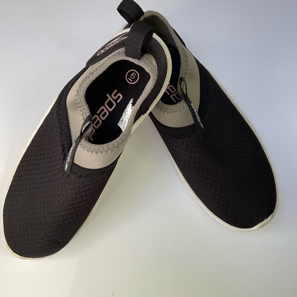 Speedo shoes  size 6